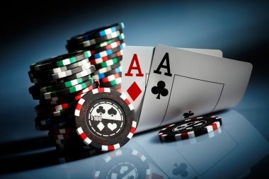 Smartphone screen showing live roulette wheel and dealer interface